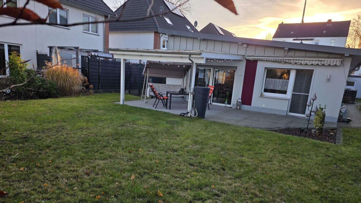 Rückseite mit Terrasse