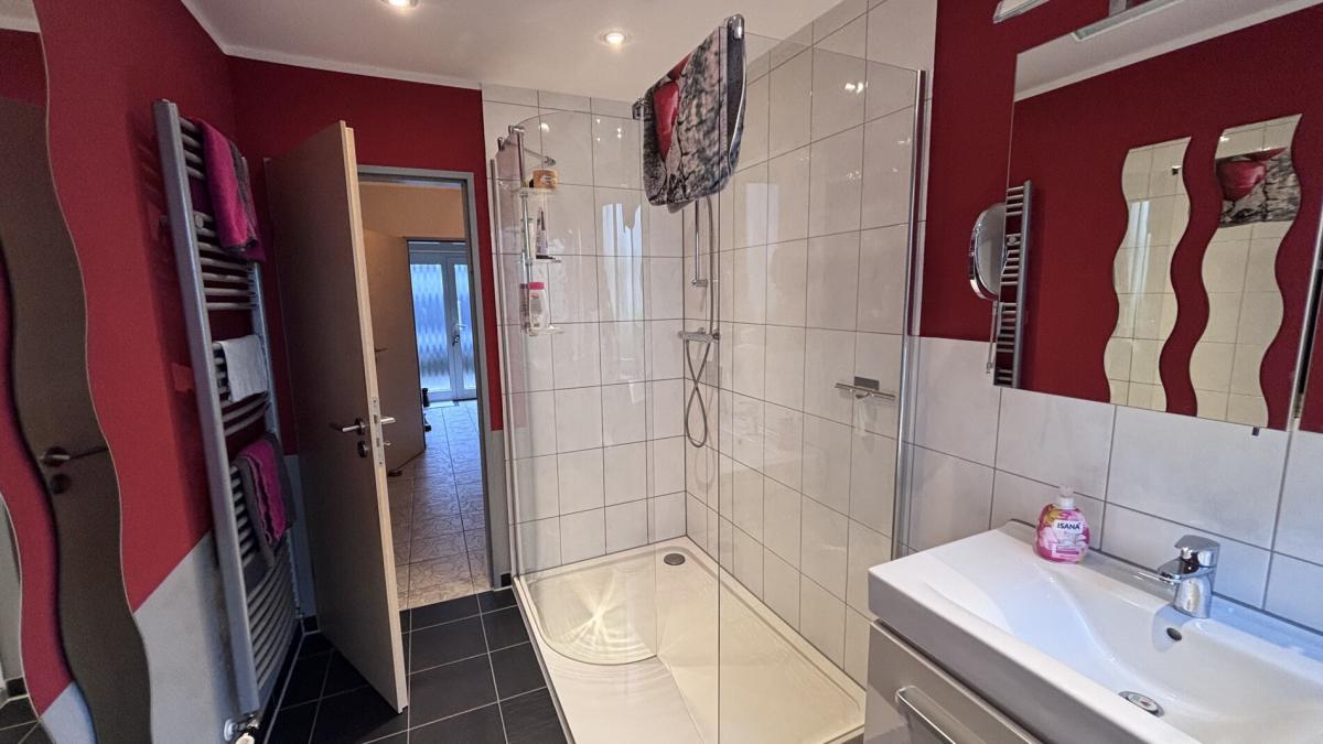 Badezimmer mit Dusche