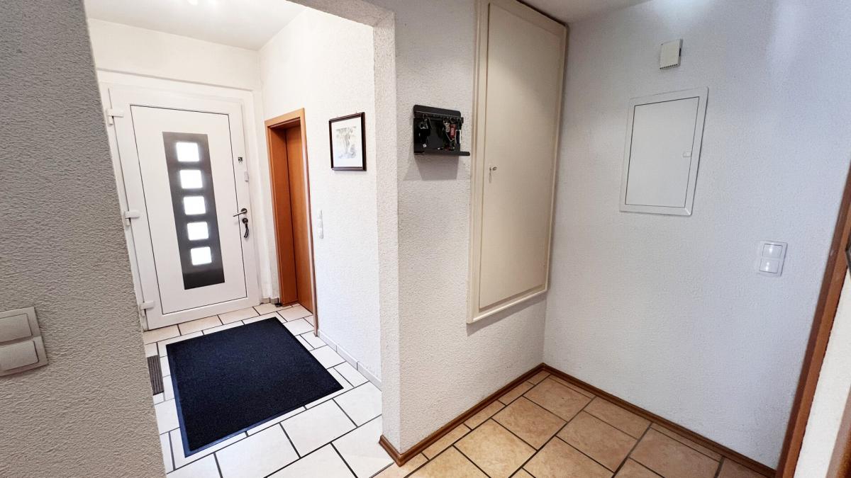Flur mit Wohnungstür und Zugang zu den eigenen Kellerräumen 