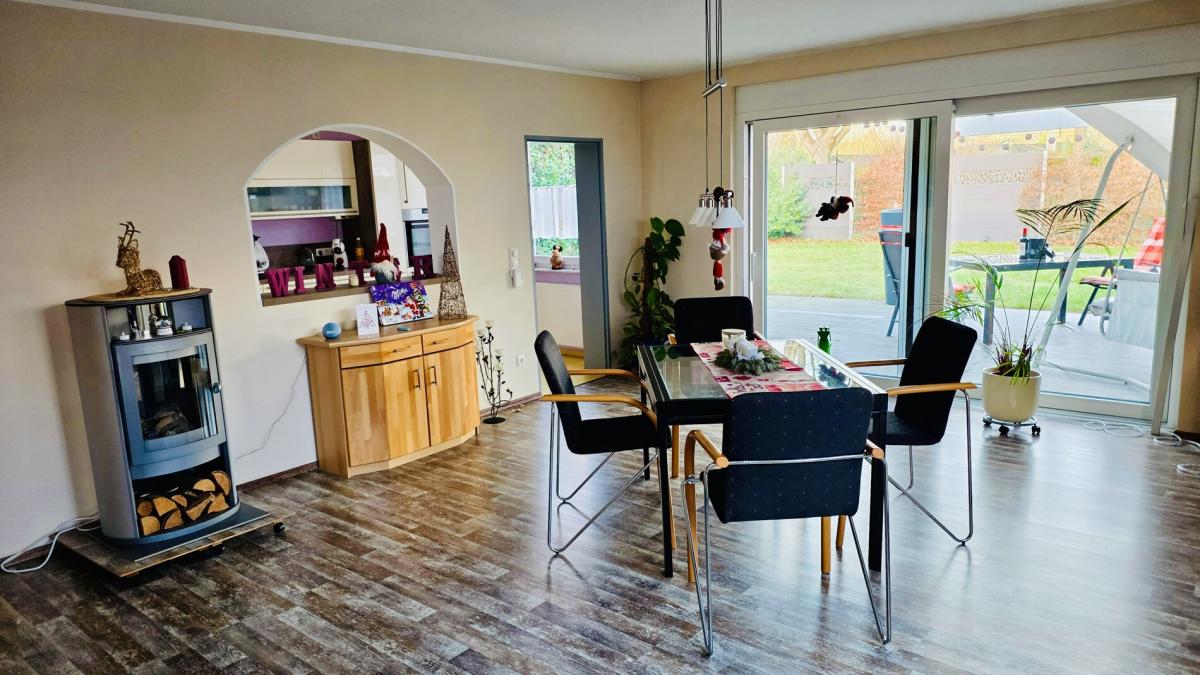 Wohnraum mit Durchreiche